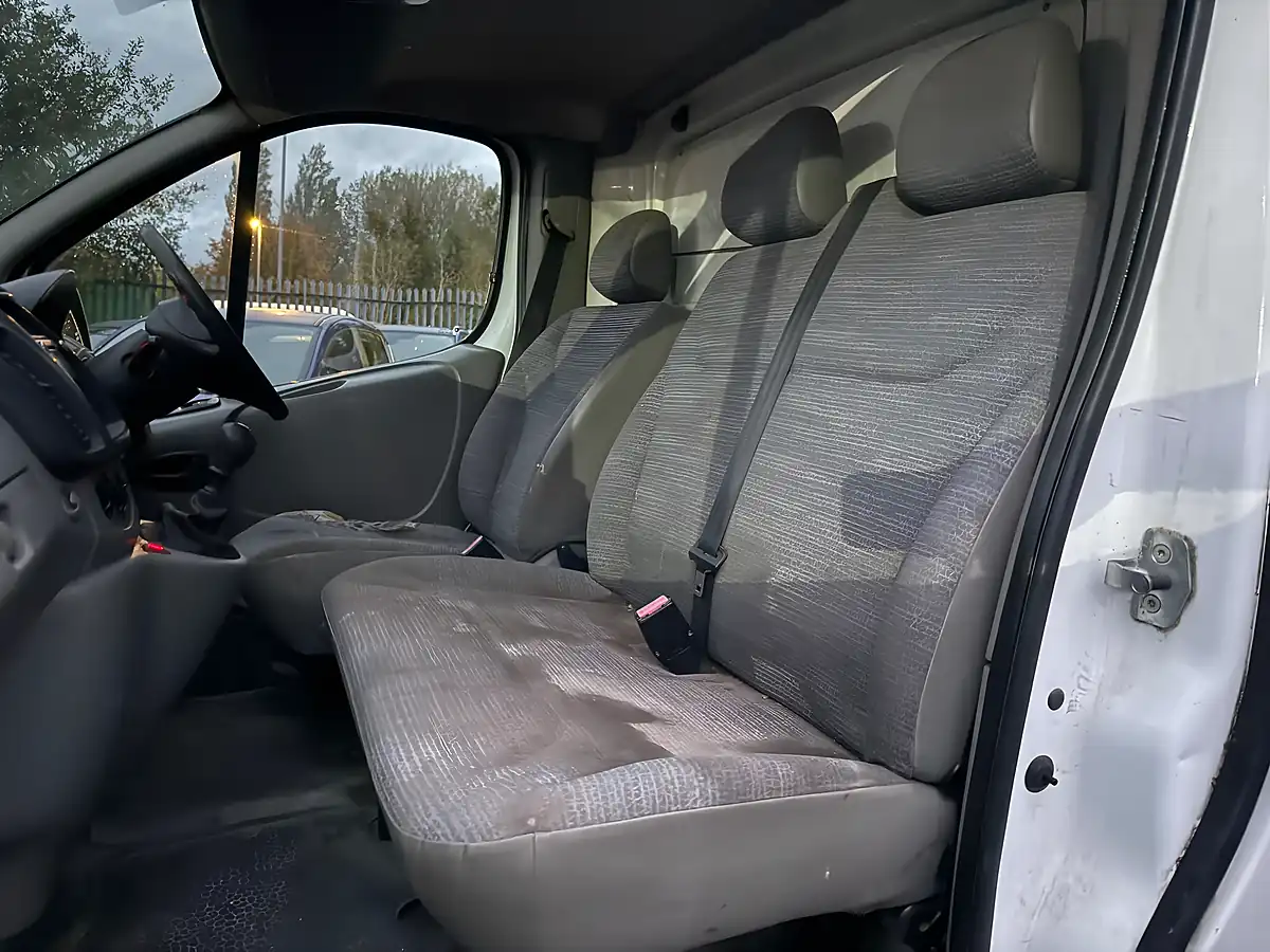 Used 2014 Renault Trafic SL27 Sport L1 H1 White - Interior and Exterior details 10