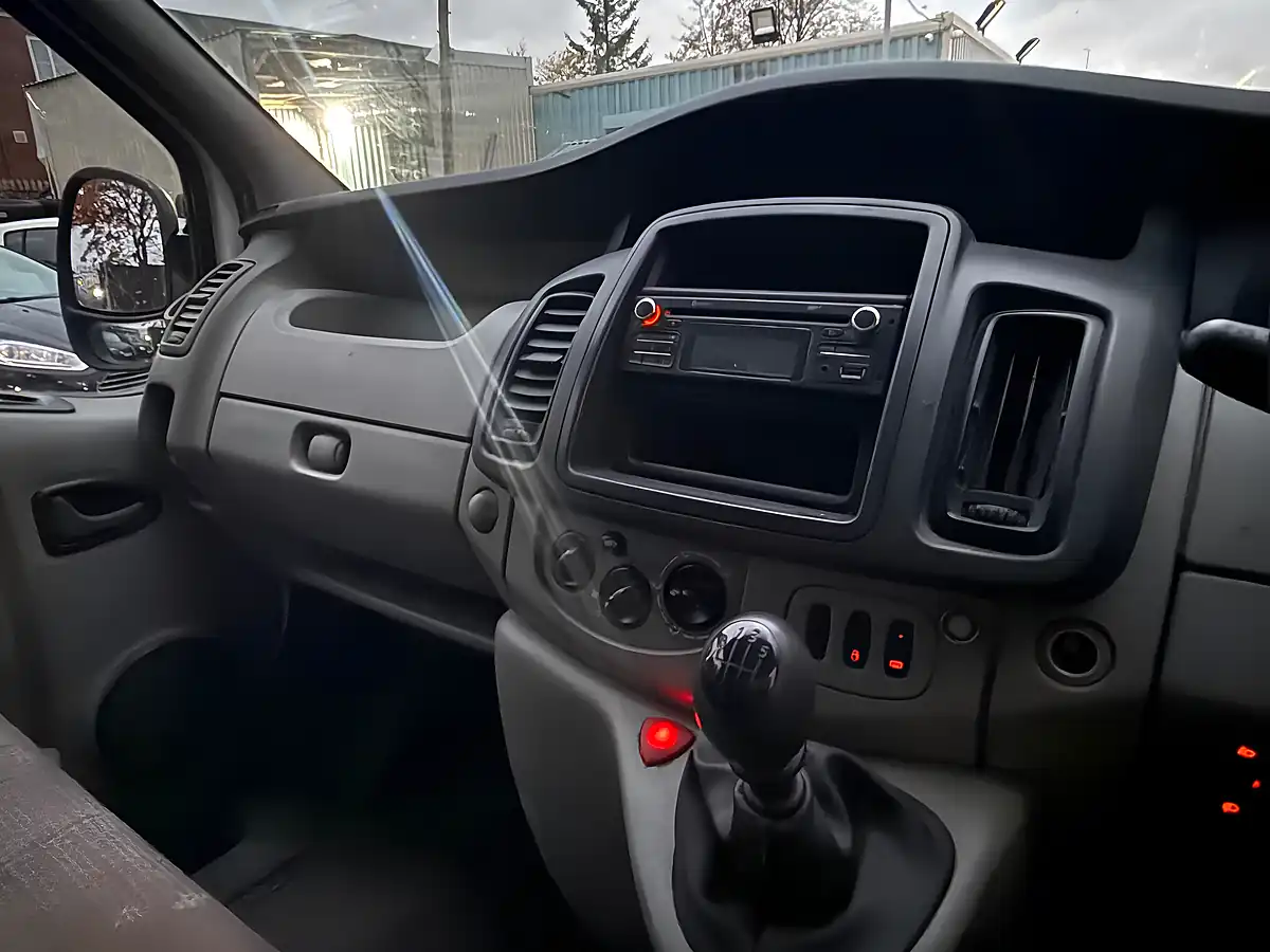 Used 2014 Renault Trafic SL27 Sport L1 H1 White - Interior and Exterior details 11