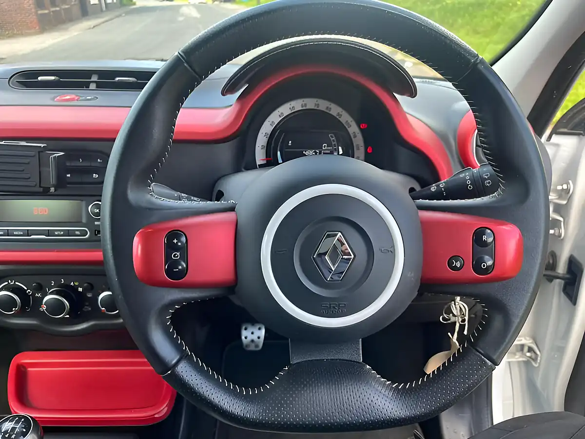 Used 2014 Renault Twingo Dynamique White - Interior and Exterior details 13