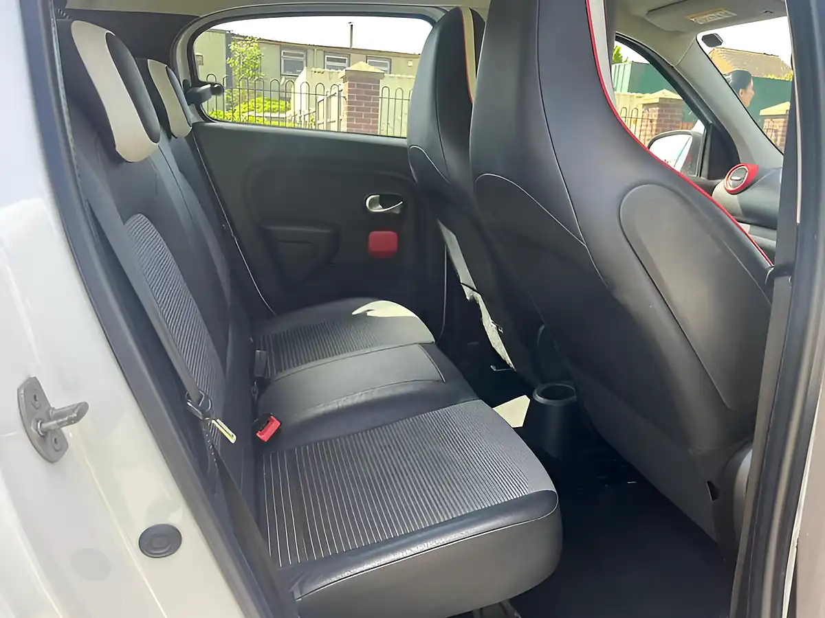 Used 2014 Renault Twingo Dynamique White - Interior and Exterior details 9