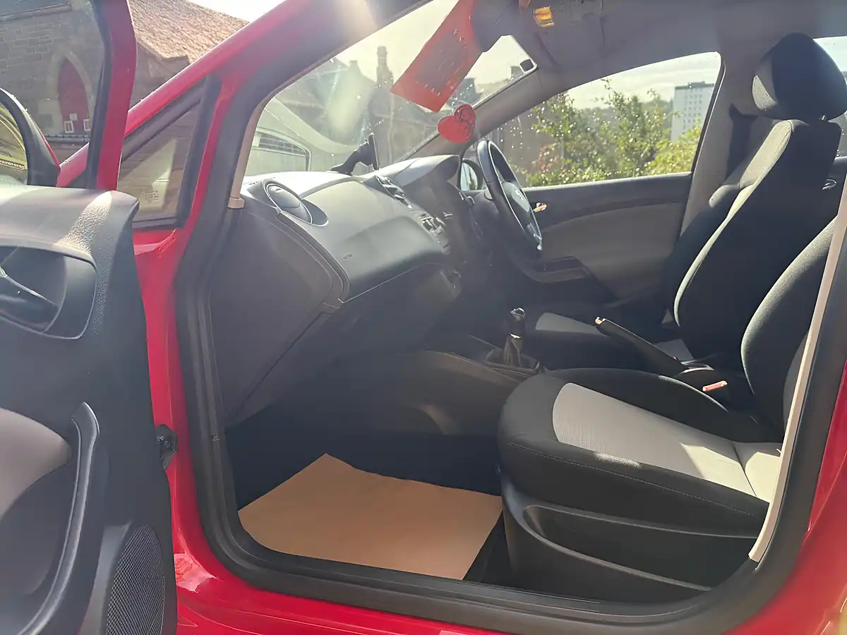 Used 2014 SEAT Ibiza Toca Red - Interior and Exterior details 15