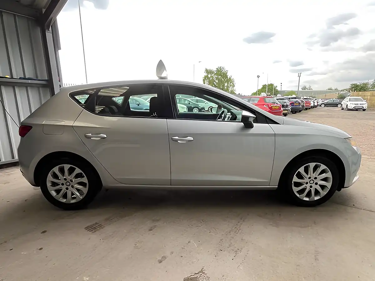 Used 2014 SEAT Leon Se Silver - Interior and Exterior details 8