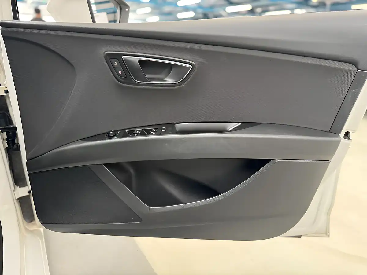 Used 2014 SEAT Leon Se White - Interior and Exterior details 16