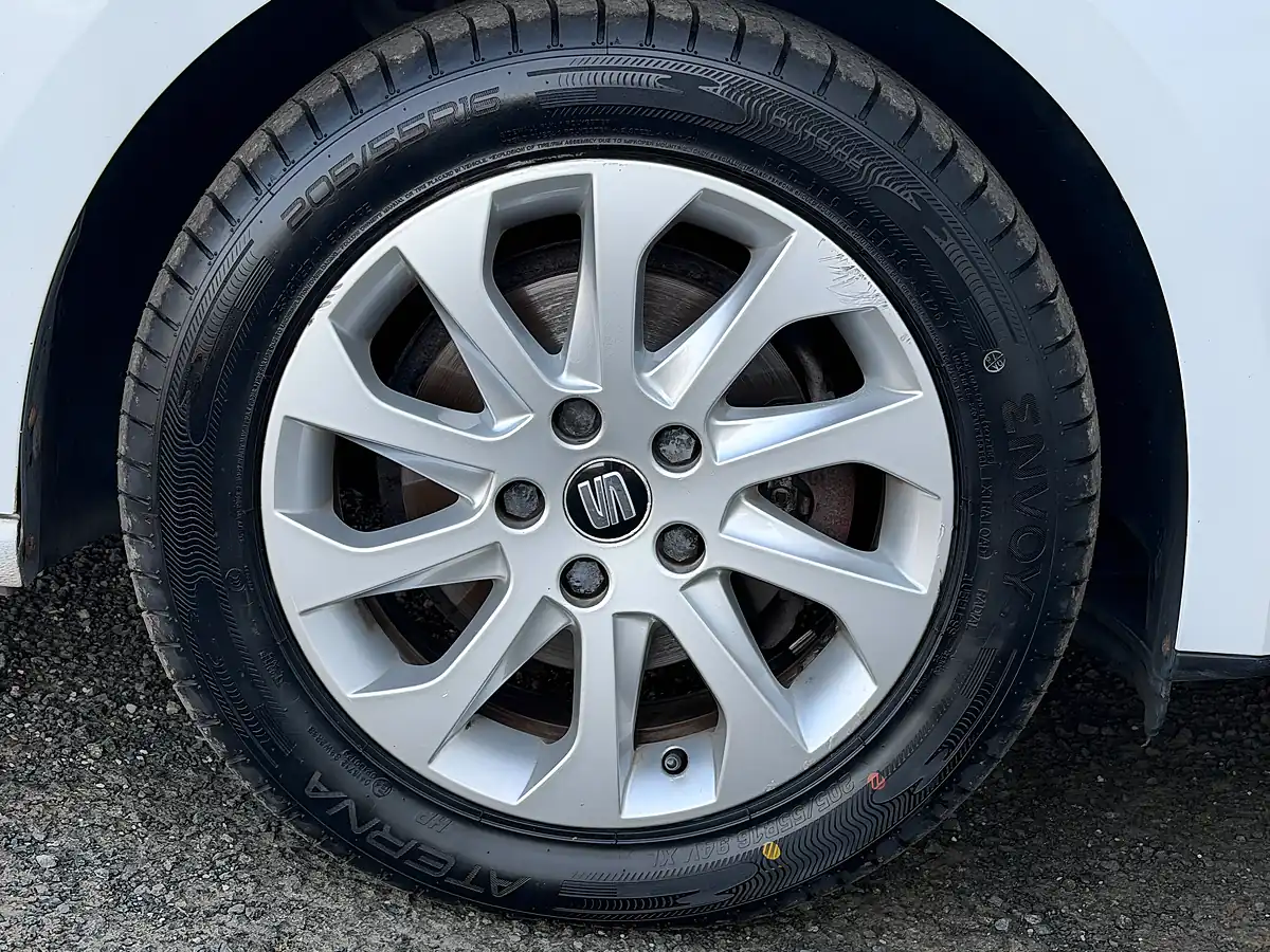 Used 2014 SEAT Leon Se White - Interior and Exterior details 13