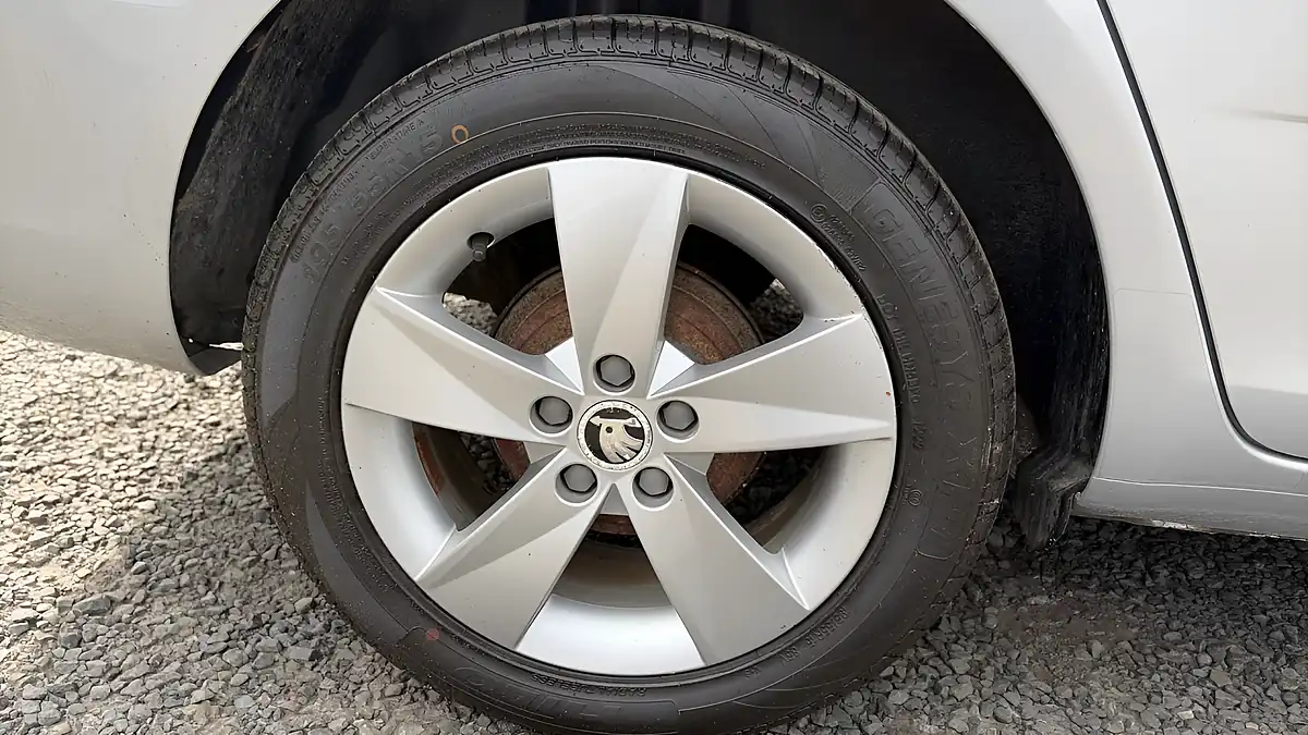 Used 2014 Skoda Fabia Se Silver - Interior and Exterior details 19