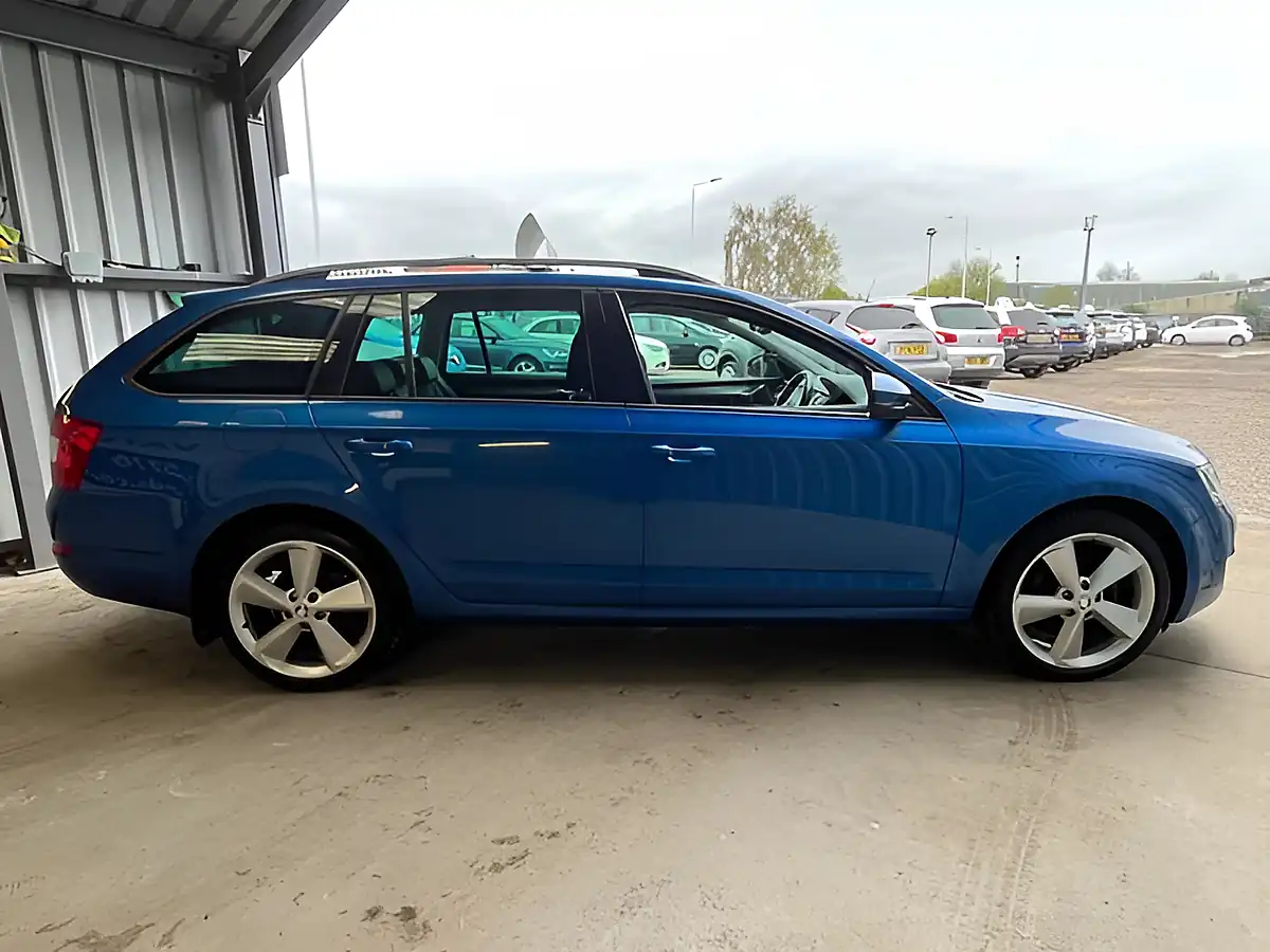 Used 2014 Skoda Octavia Elegance Blue - Interior and Exterior details 8