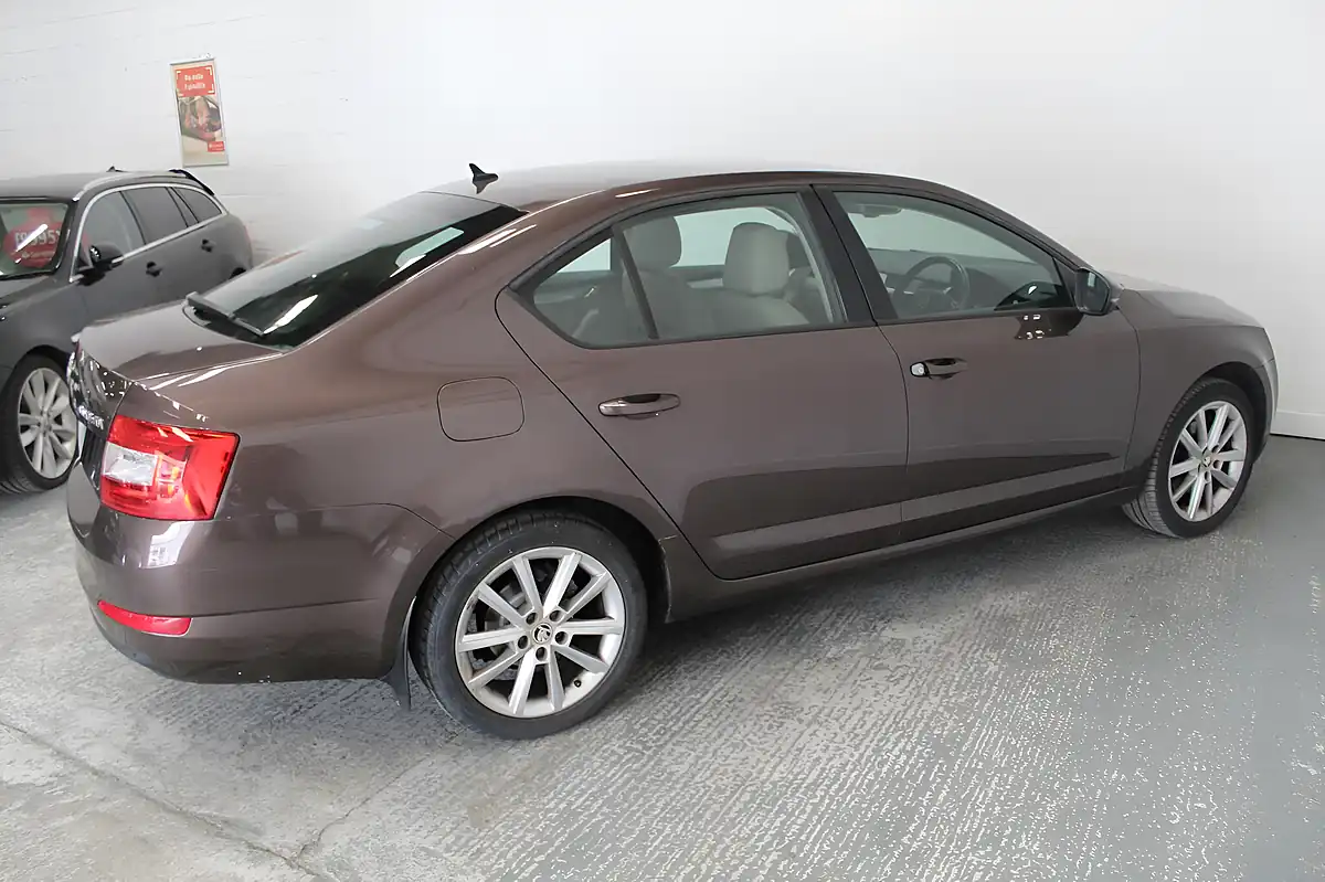 Used 2014 Skoda Octavia Elegance Brown - Interior and Exterior details 8