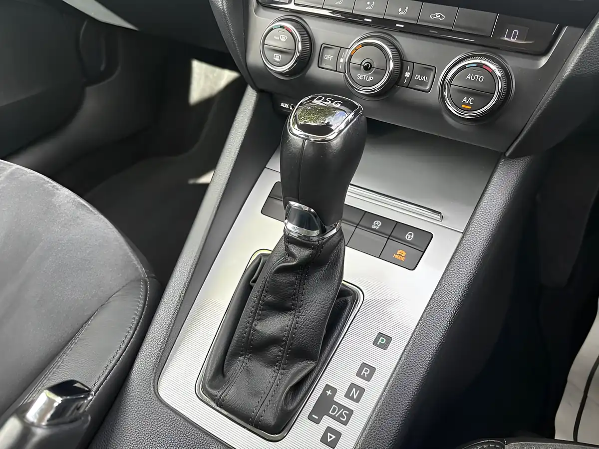 Used 2014 Skoda Octavia Elegance Silver - Interior and Exterior details 16