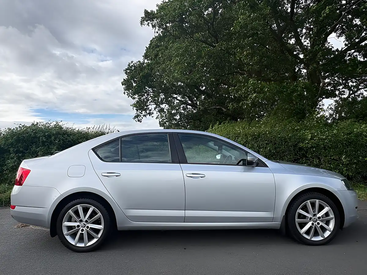 Used 2014 Skoda Octavia Elegance Silver - Interior and Exterior details 5