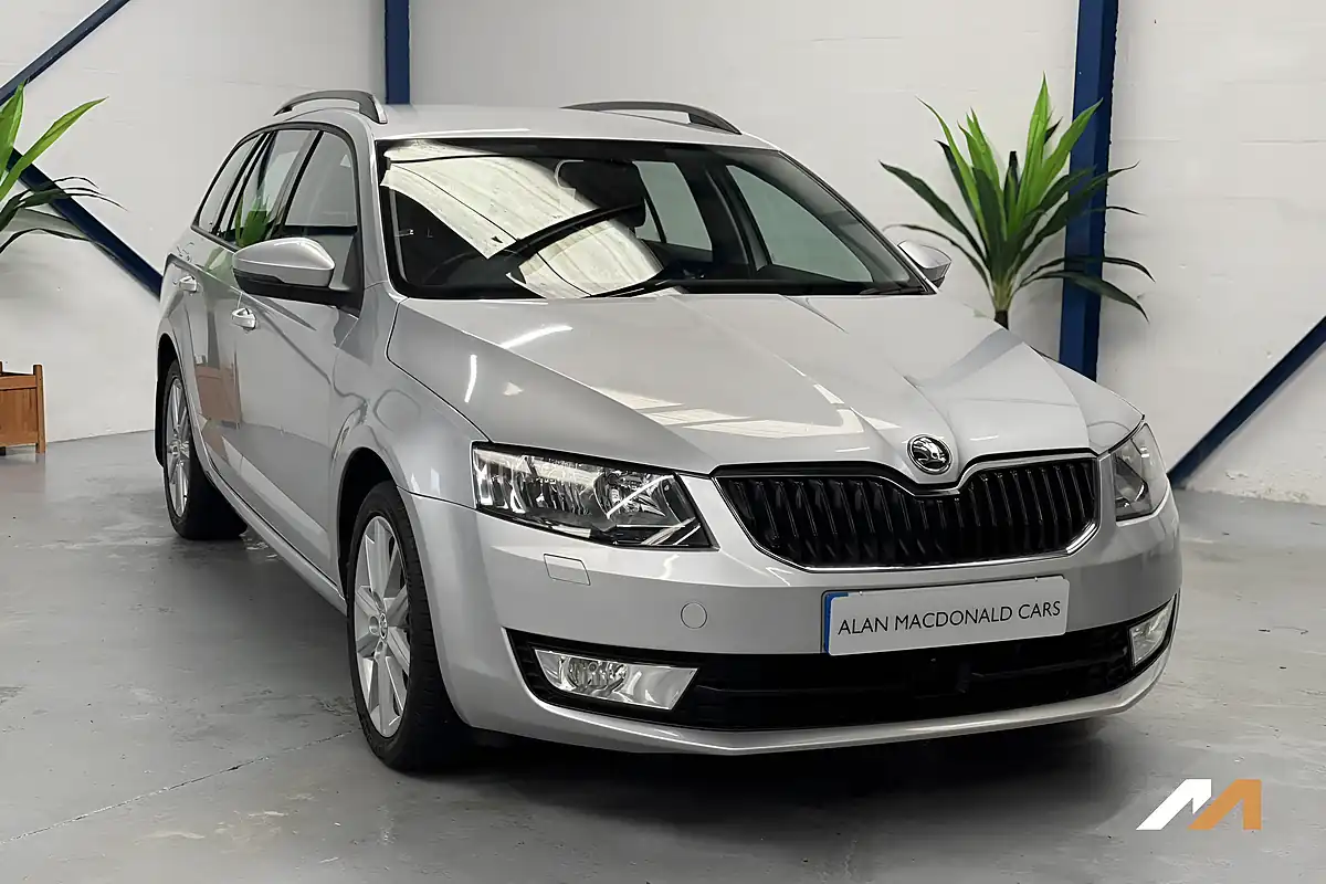 Used 2014 Skoda Octavia Elegance Silver - Front View