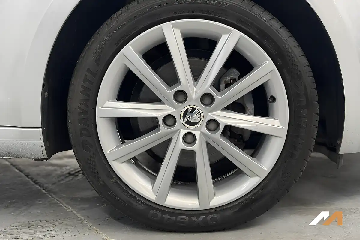 Used 2014 Skoda Octavia Elegance Silver - Interior and Exterior details 10