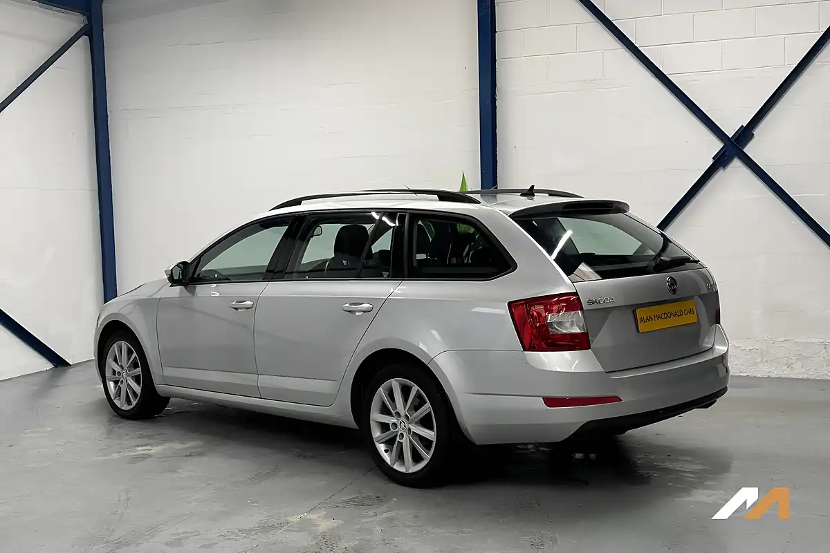 Used 2014 Skoda Octavia Elegance Silver - Interior and Exterior details 17