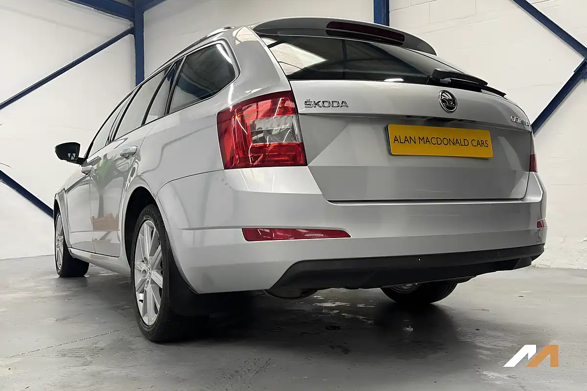 Used 2014 Skoda Octavia Elegance Silver - Interior and Exterior details 18