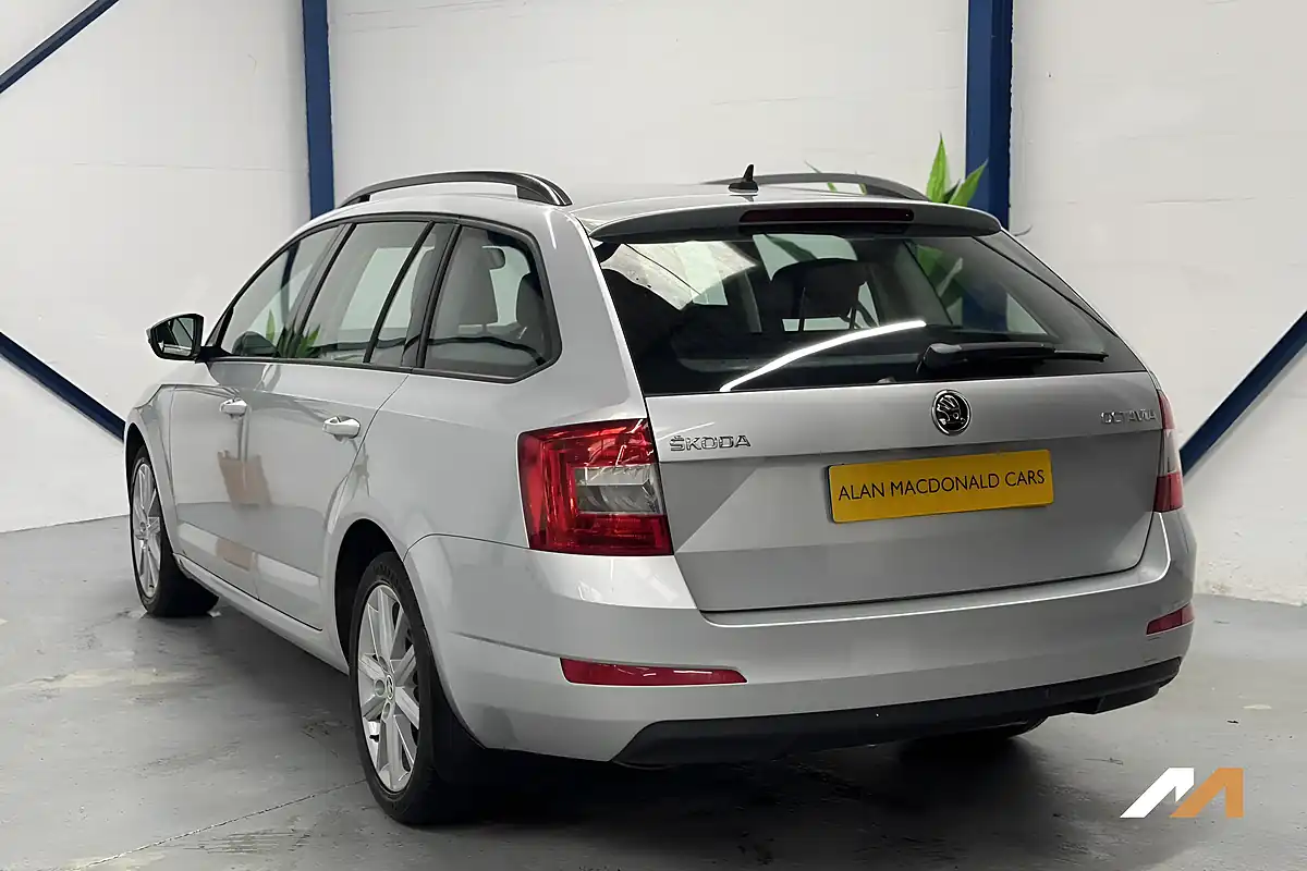 Used 2014 Skoda Octavia Elegance Silver - Interior and Exterior details 19