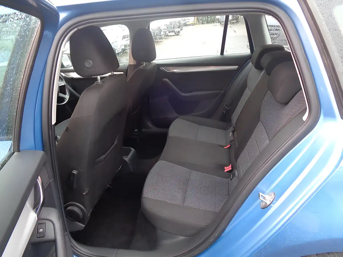 Used 2014 Skoda Octavia Se Blue - Interior and Exterior details 12