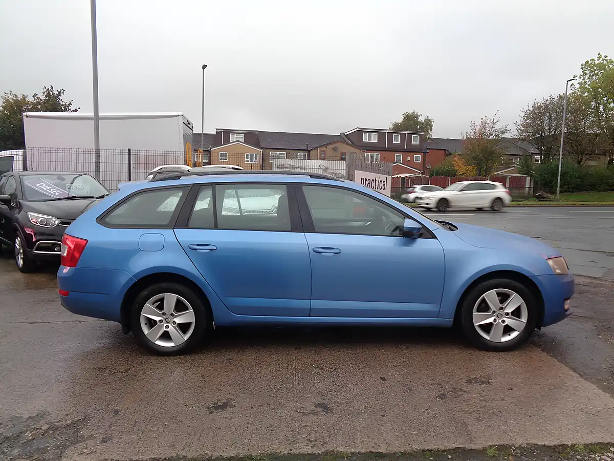 Used 2014 Skoda Octavia Se Blue - Interior and Exterior details 3