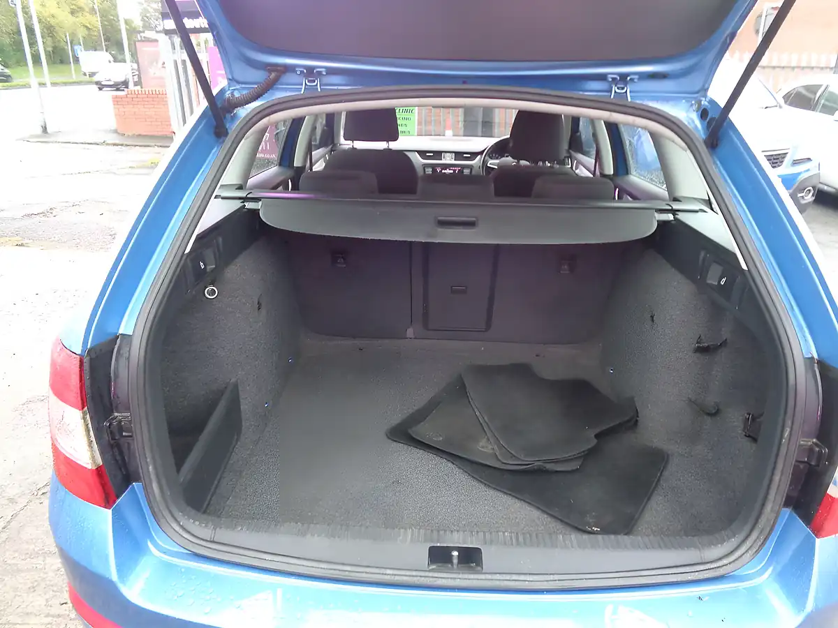 Used 2014 Skoda Octavia Se Blue - Interior and Exterior details 8