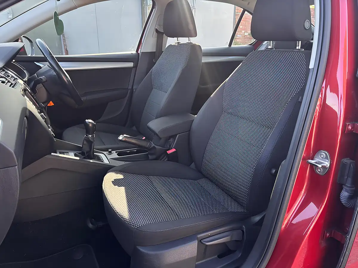 Used 2014 Skoda Octavia Se Red - Interior and Exterior details 11