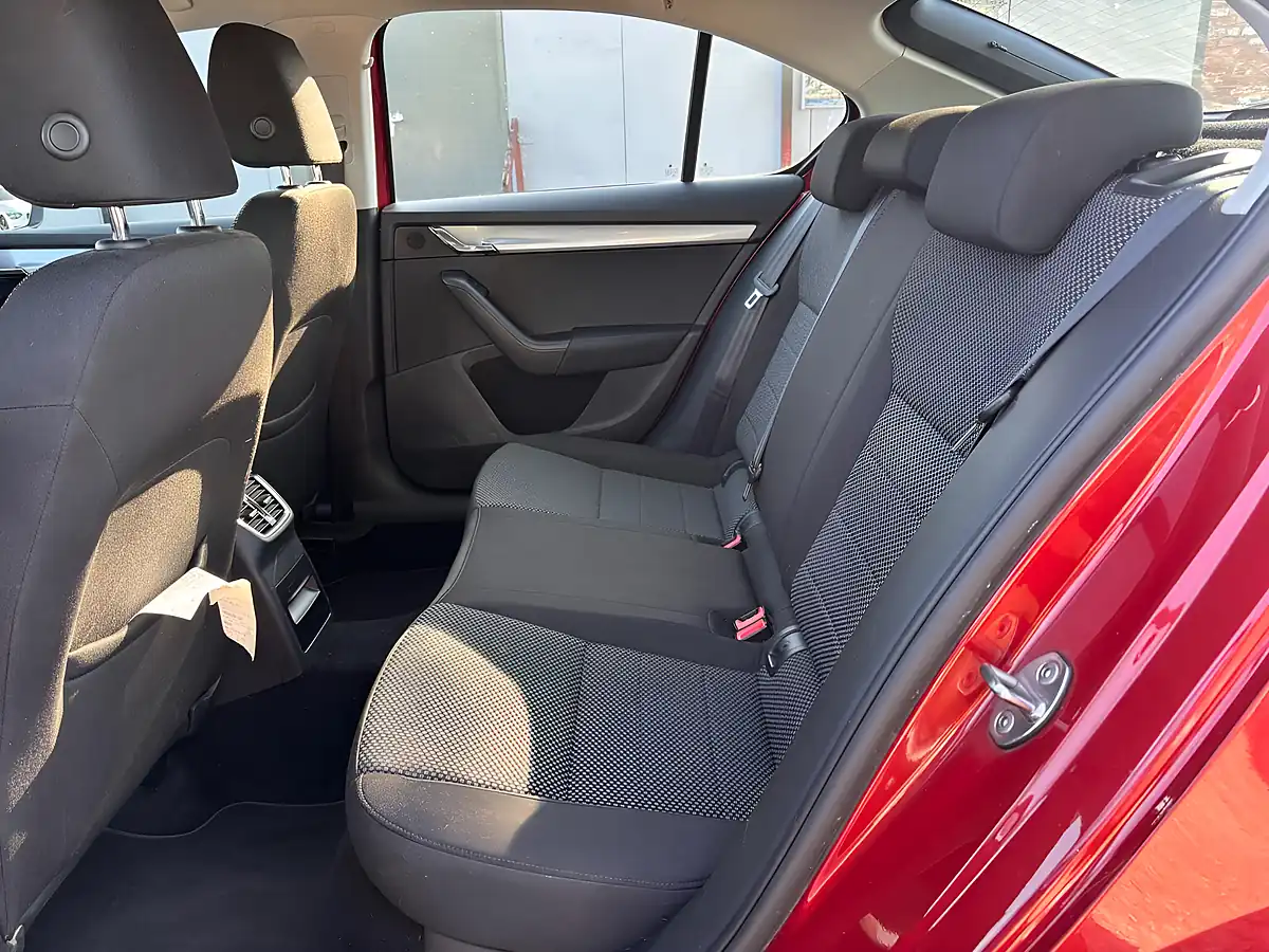 Used 2014 Skoda Octavia Se Red - Interior and Exterior details 12