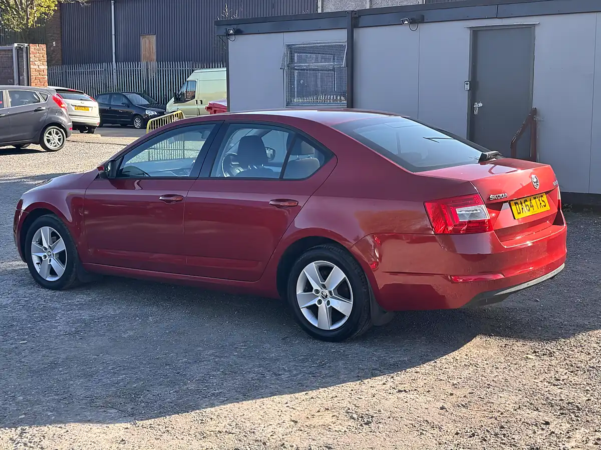 Used 2014 Skoda Octavia Se Red - Interior and Exterior details 5
