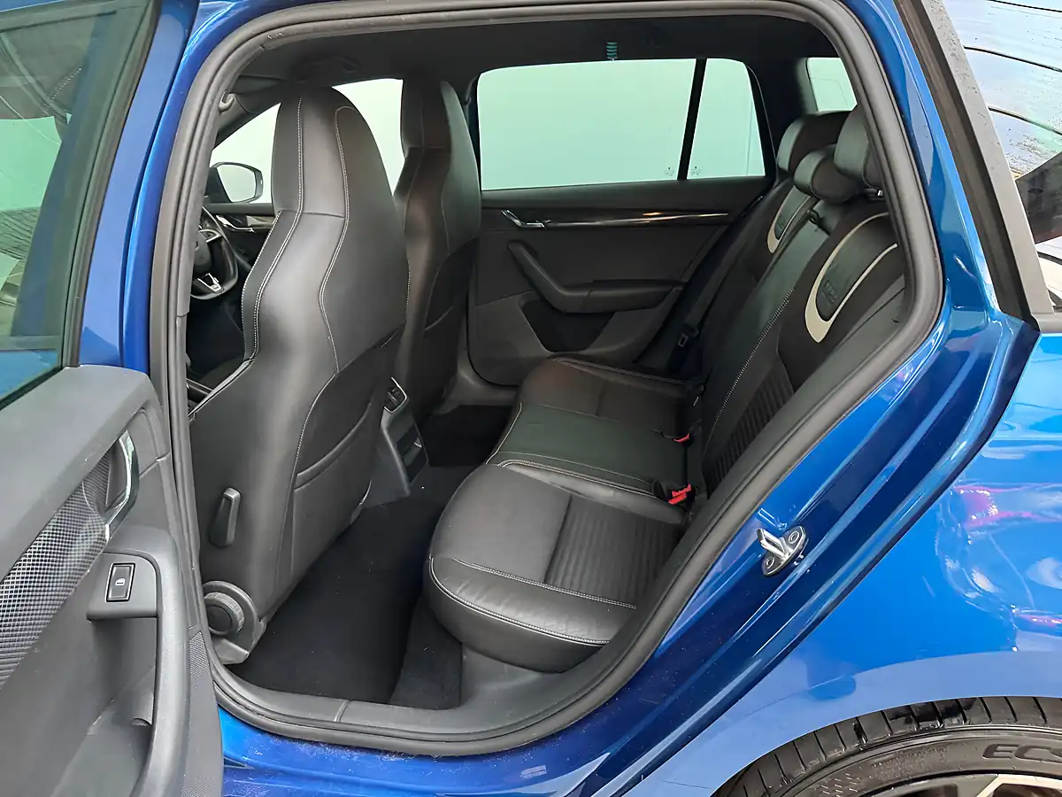 Used 2014 Skoda Octavia VRS Race Blue - Interior and Exterior details 10