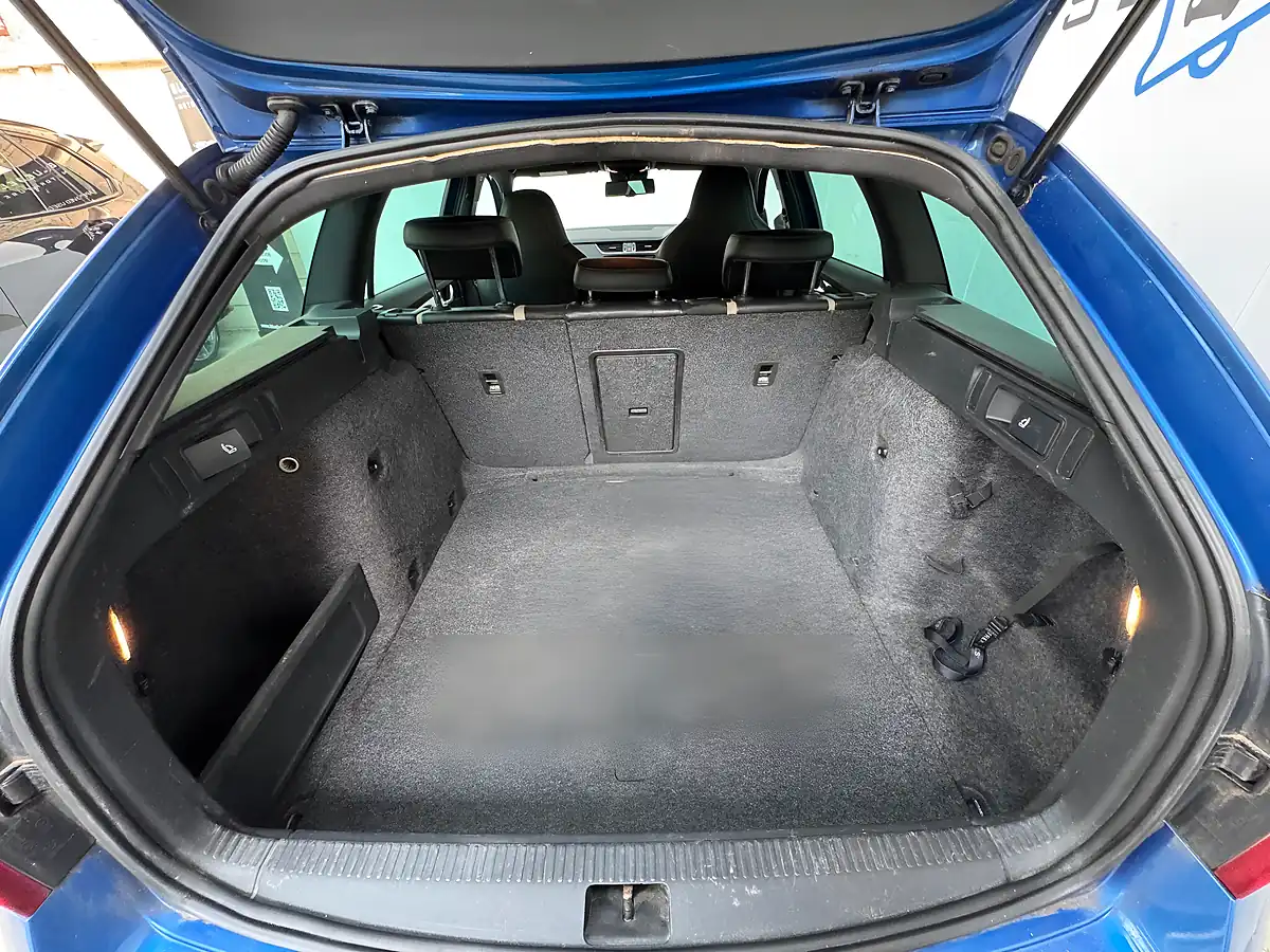 Used 2014 Skoda Octavia VRS Race Blue - Interior and Exterior details 17