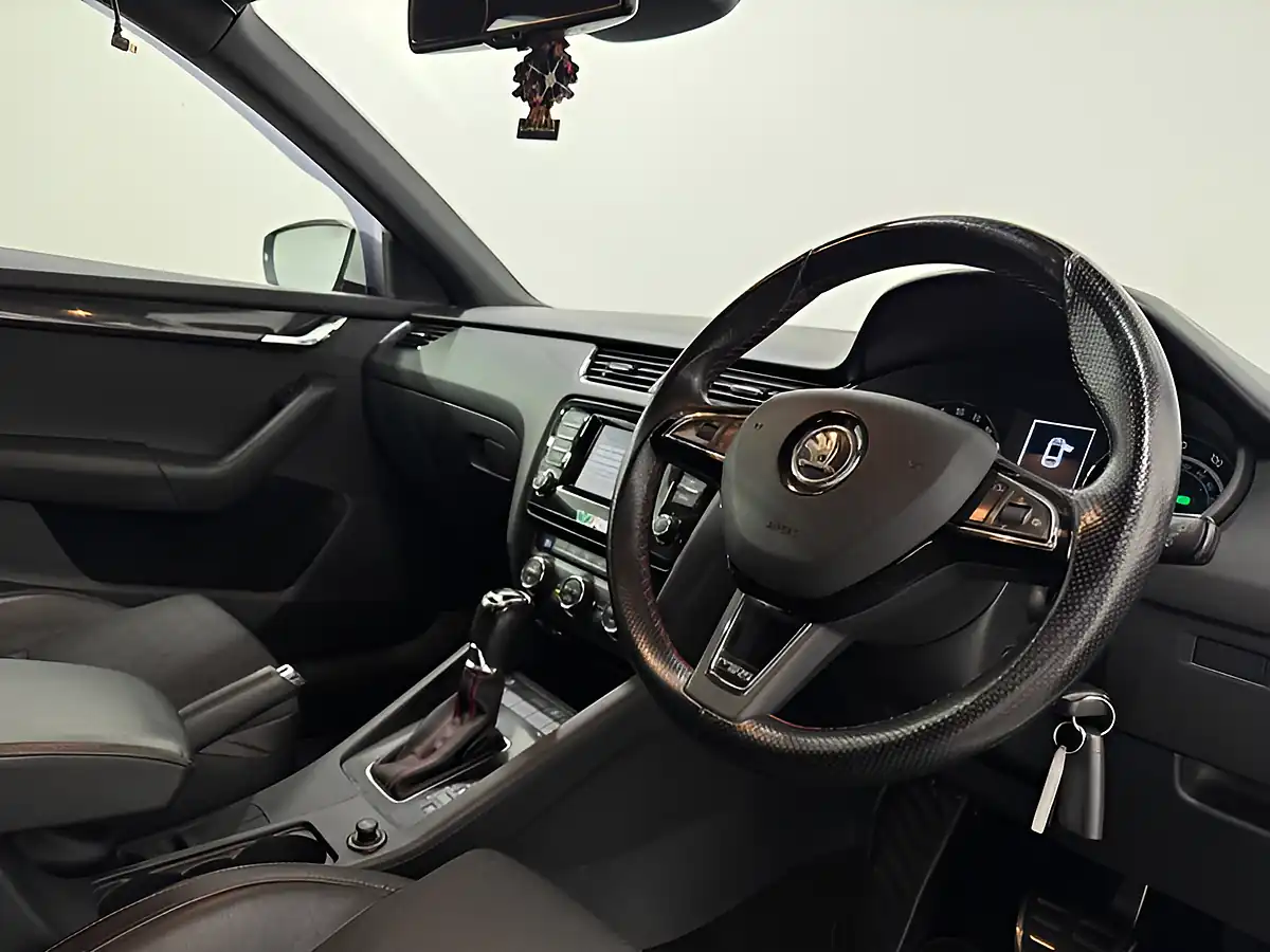 Used 2014 Skoda Octavia VRS White - Interior and Exterior details 11