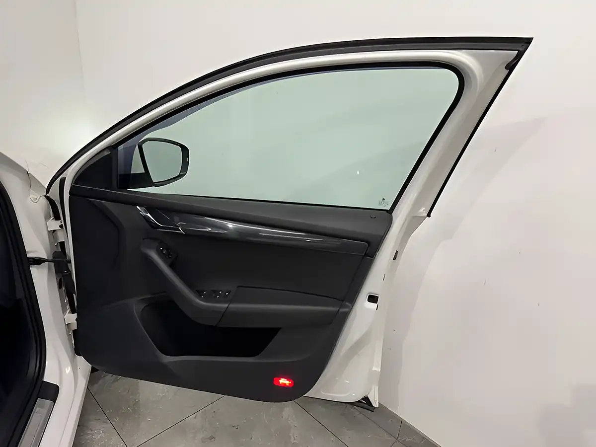 Used 2014 Skoda Octavia VRS White - Interior and Exterior details 12