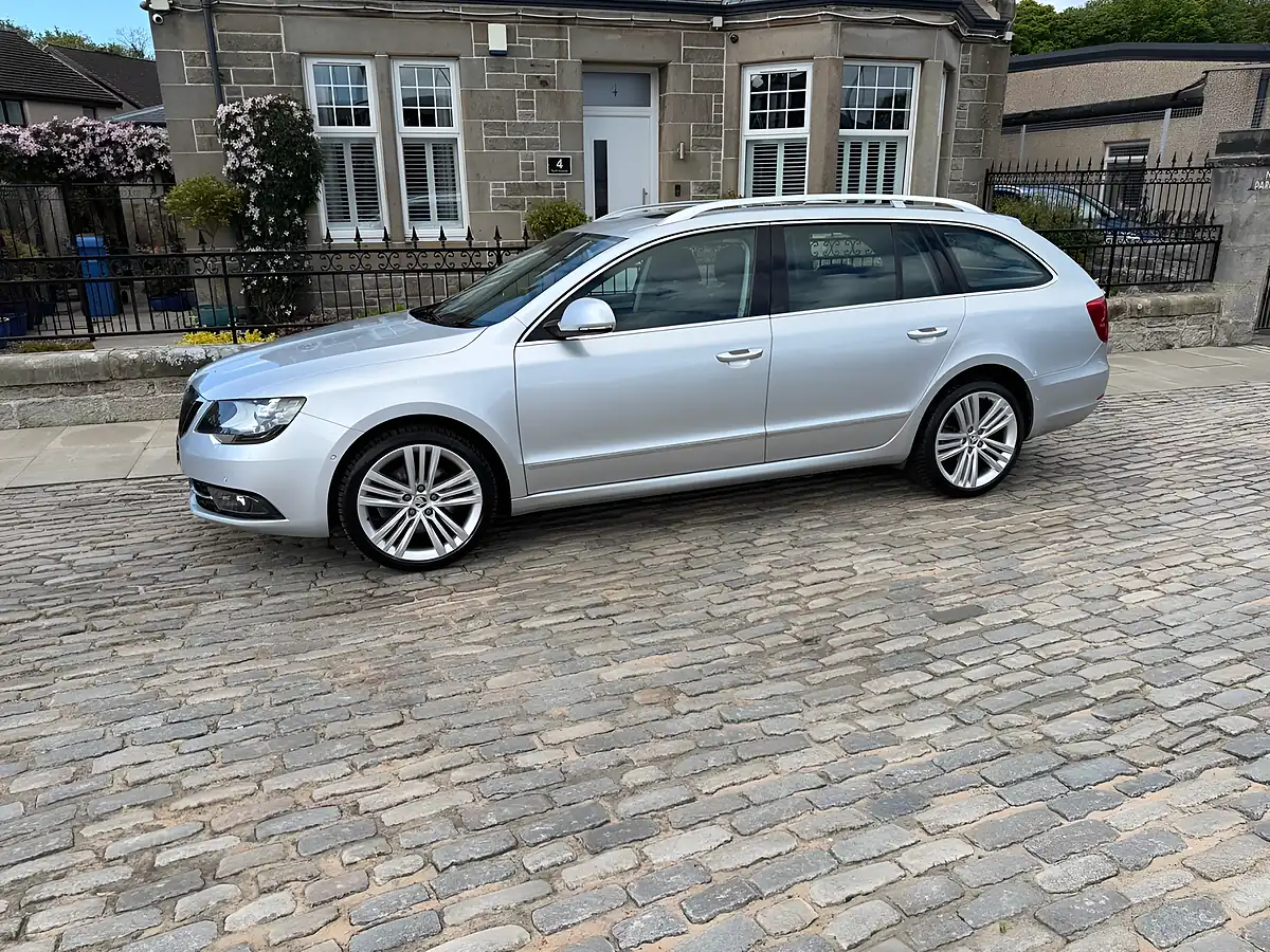Used 2014 Skoda Superb Elegance Brilliant Silver - Interior and Exterior details 10