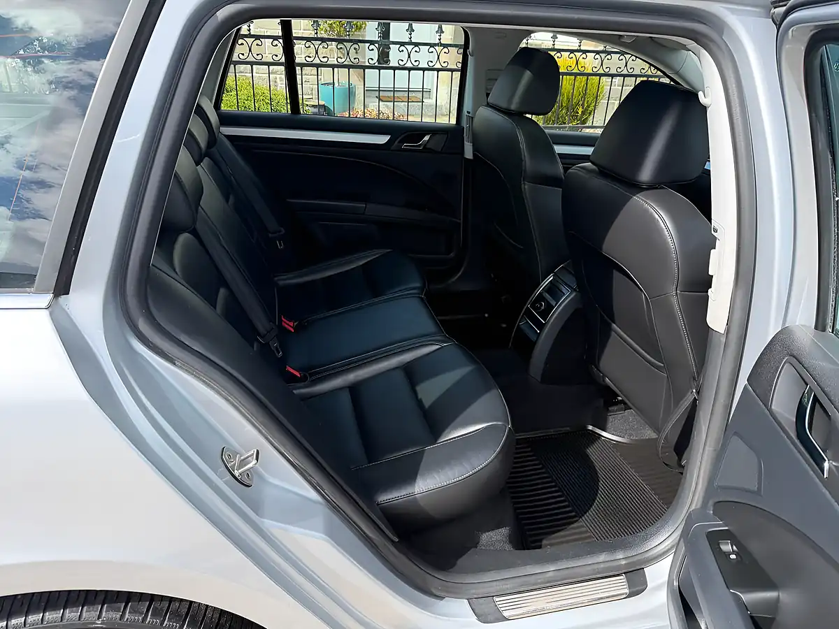 Used 2014 Skoda Superb Elegance Brilliant Silver - Interior and Exterior details 19