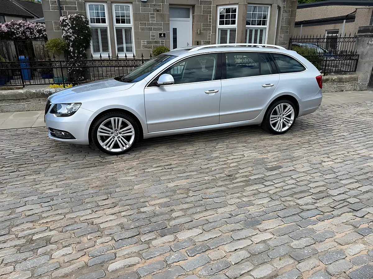 Used 2014 Skoda Superb Elegance Brilliant Silver - Interior and Exterior details 4