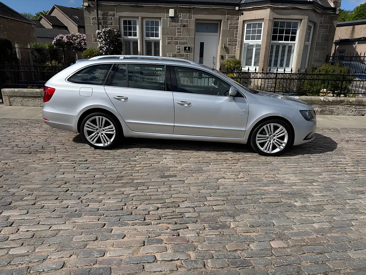 Used 2014 Skoda Superb Elegance Brilliant Silver - Interior and Exterior details 7