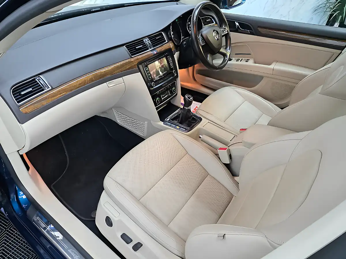 Used 2014 Skoda Superb Laurin & Klement Blue - Interior and Exterior details 16