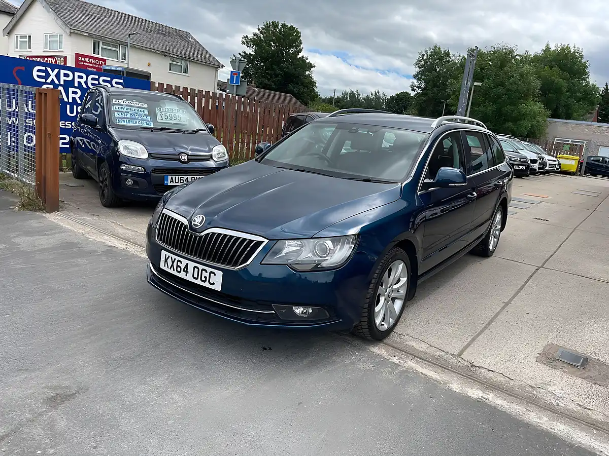 Used 2014 Skoda Superb Se Blue - Interior and Exterior details 4
