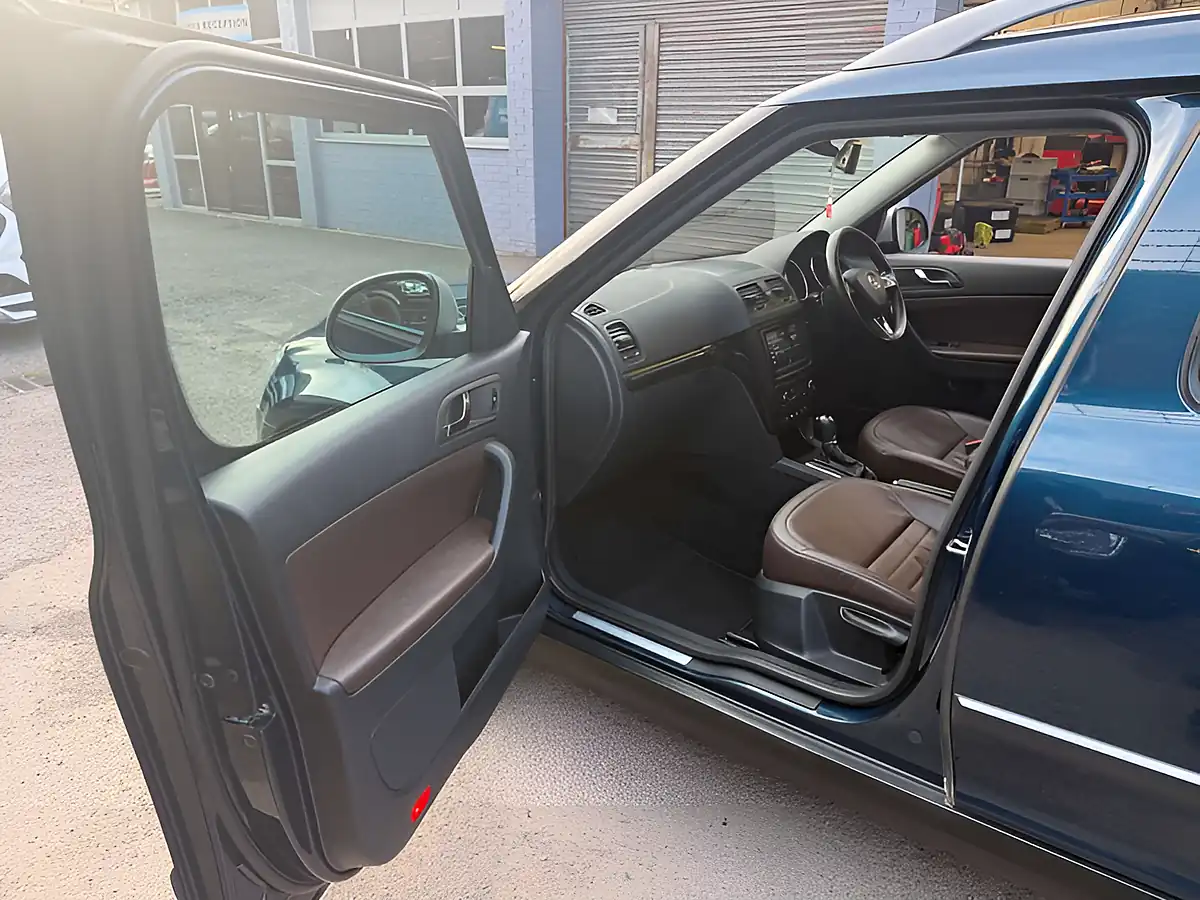 Used 2014 Skoda Yeti Laurin & Klement Outdoor Blue - Interior and Exterior details 16