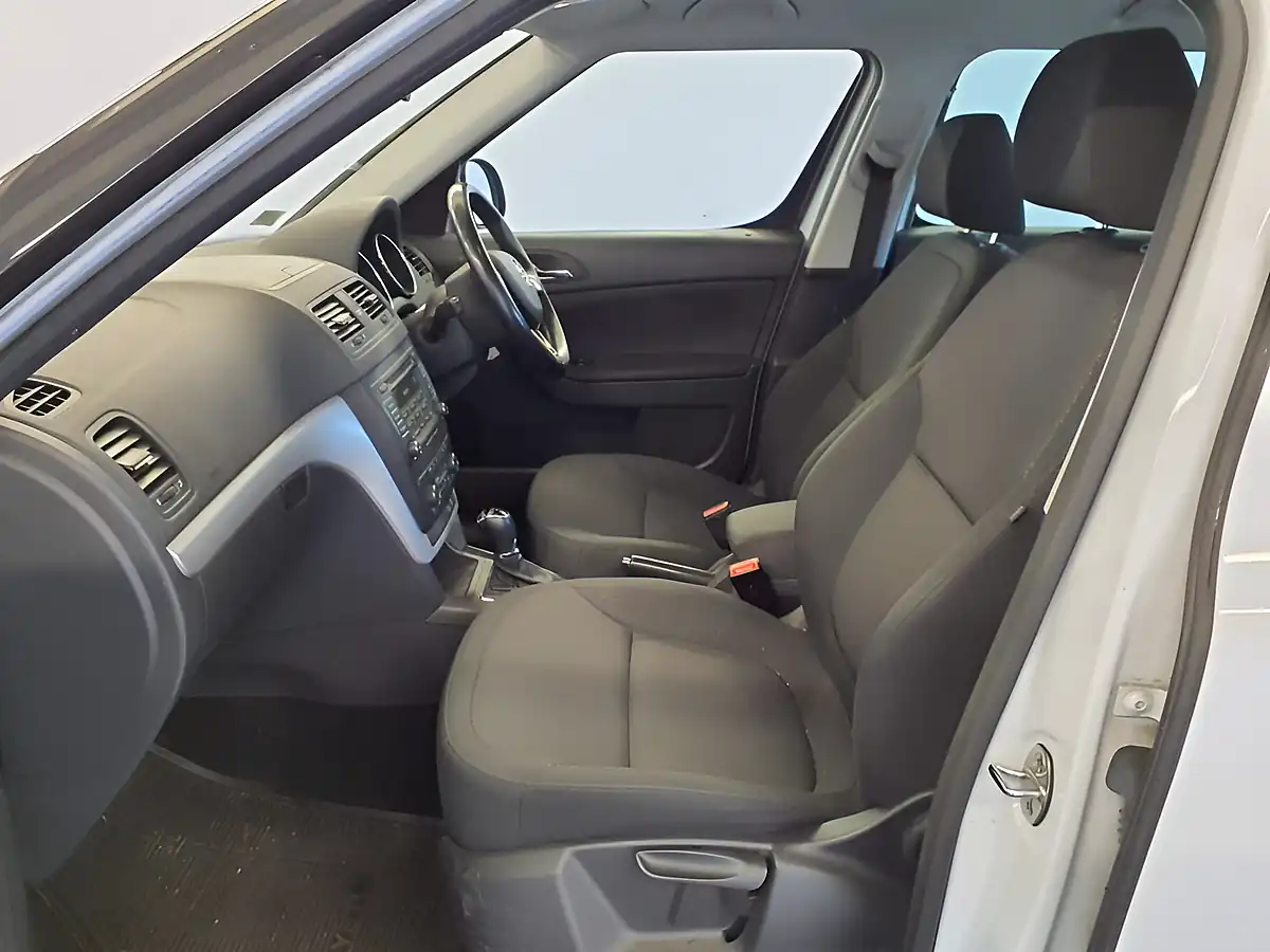 Used 2014 Skoda Yeti Se Outdoor Edition White - Interior and Exterior details 7