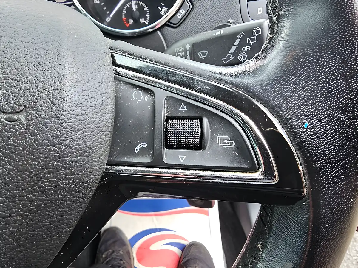 Used 2014 Skoda Yeti Se Red - Interior and Exterior details 16