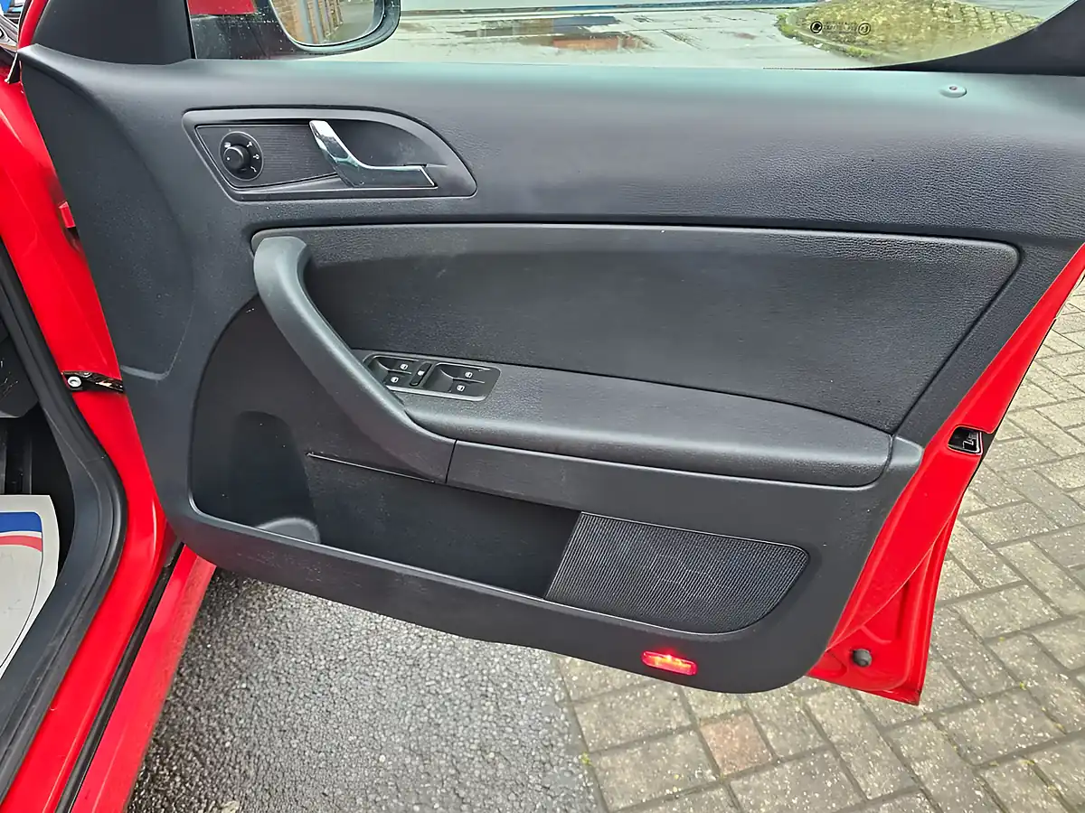 Used 2014 Skoda Yeti Se Red - Interior and Exterior details 15