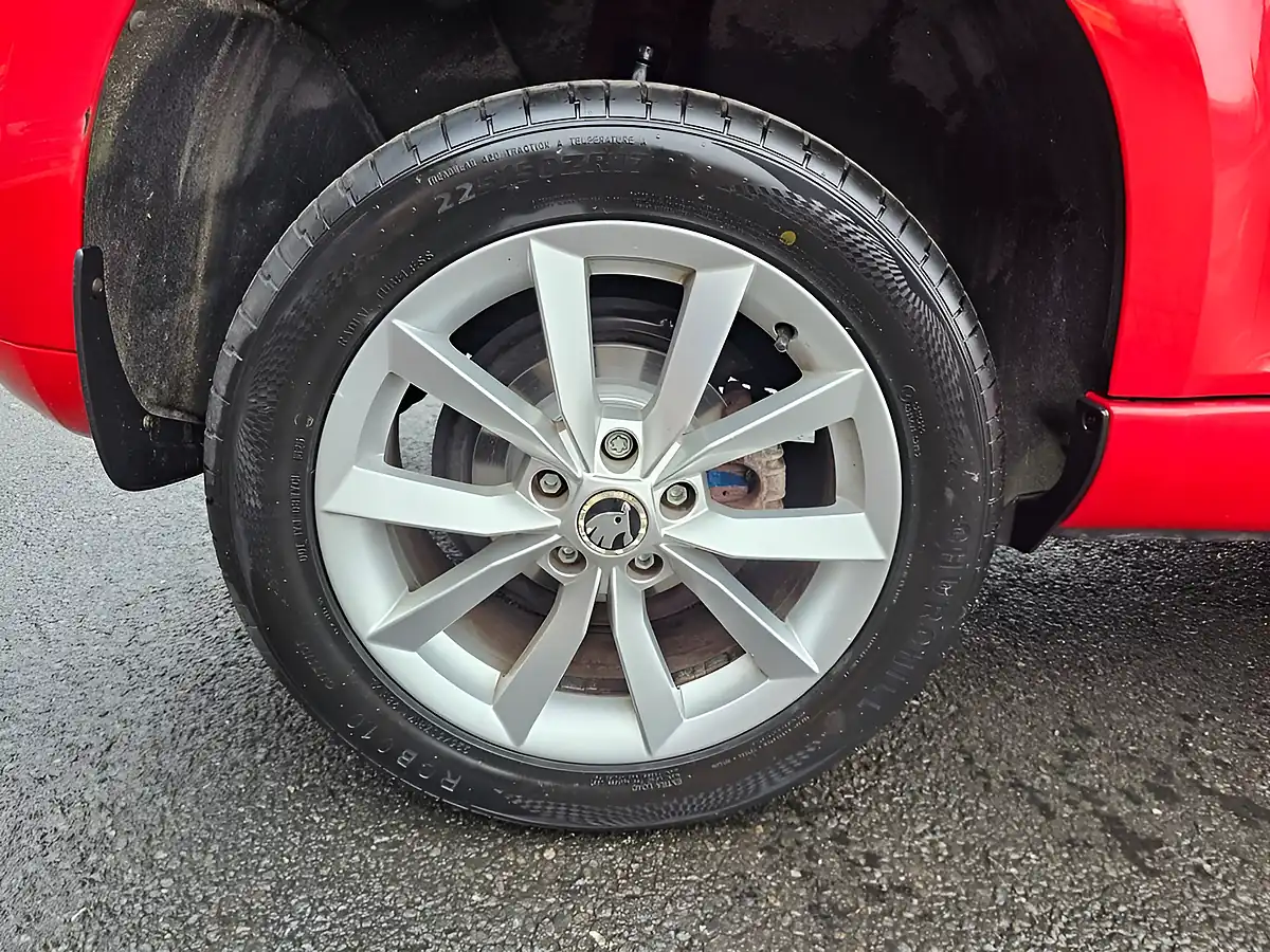 Used 2014 Skoda Yeti Se Red - Interior and Exterior details 17