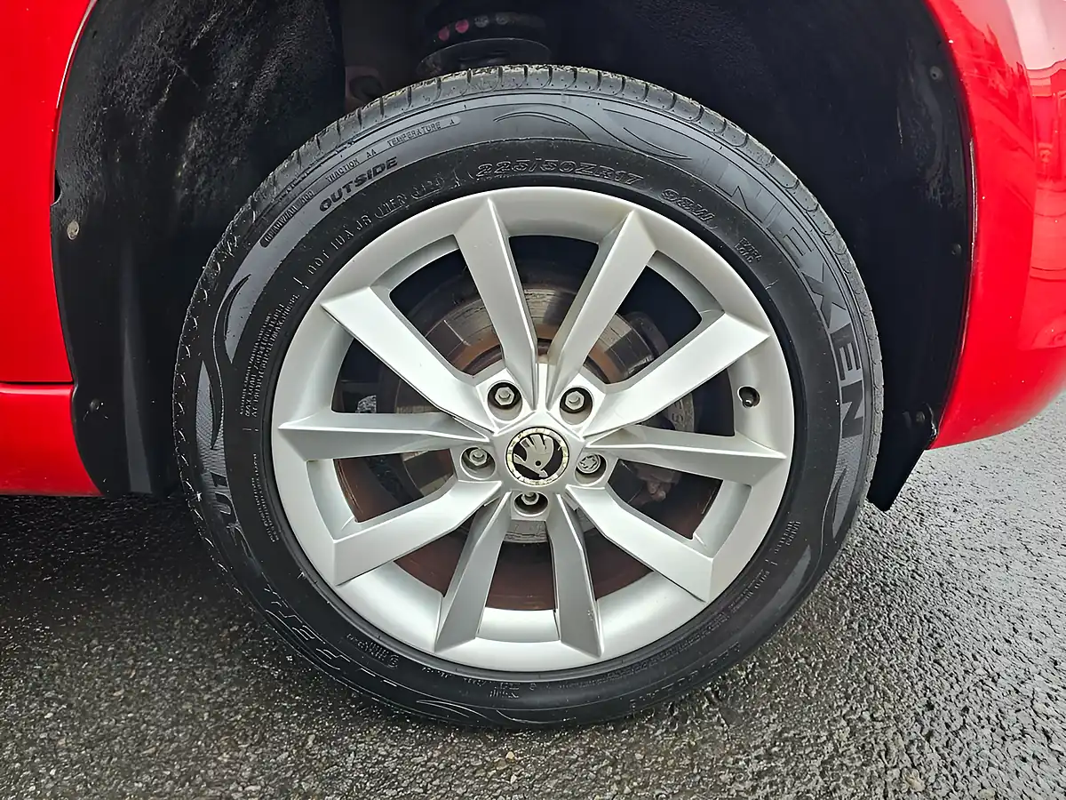 Used 2014 Skoda Yeti Se Red - Interior and Exterior details 18