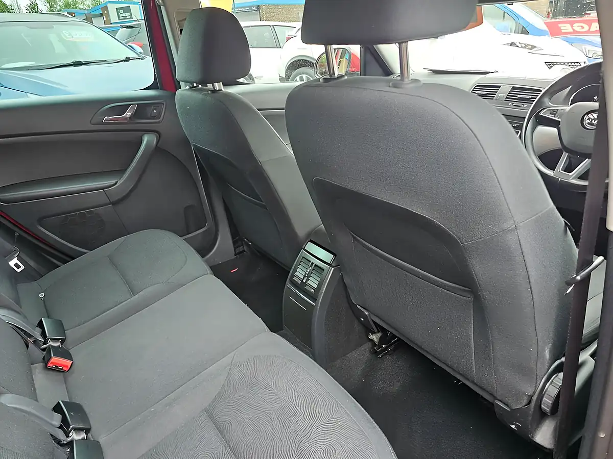 Used 2014 Skoda Yeti Se Red - Interior and Exterior details 6