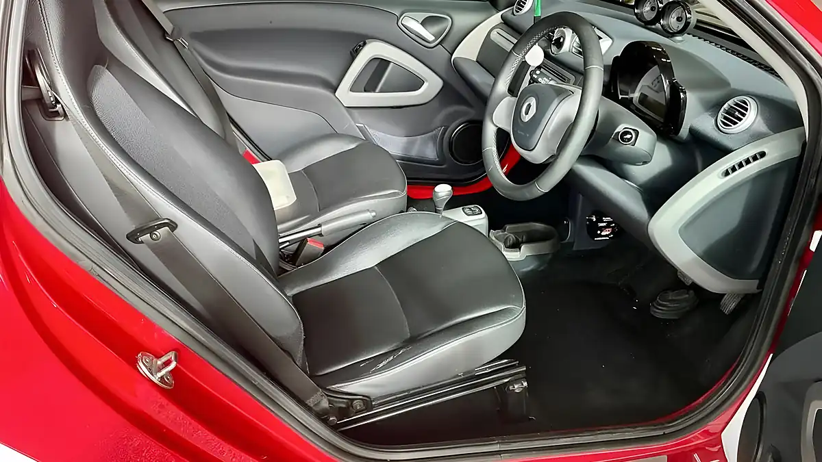 Used 2014 Smart Fortwo Grandstyle Cabriolet Softtouch White - Interior and Exterior details 9