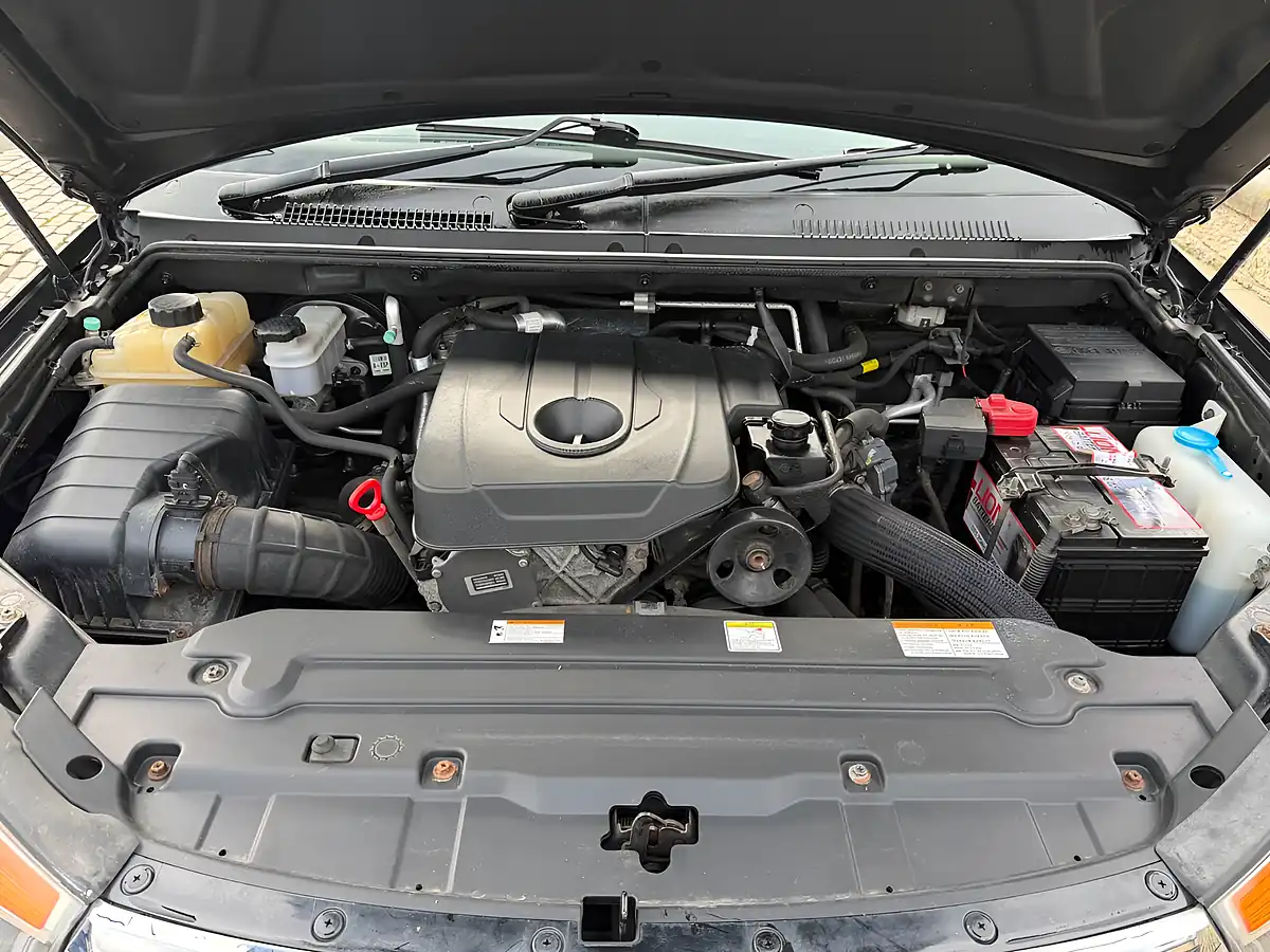 Used 2014 Ssangyong Turismo Es Black - Interior and Exterior details 11