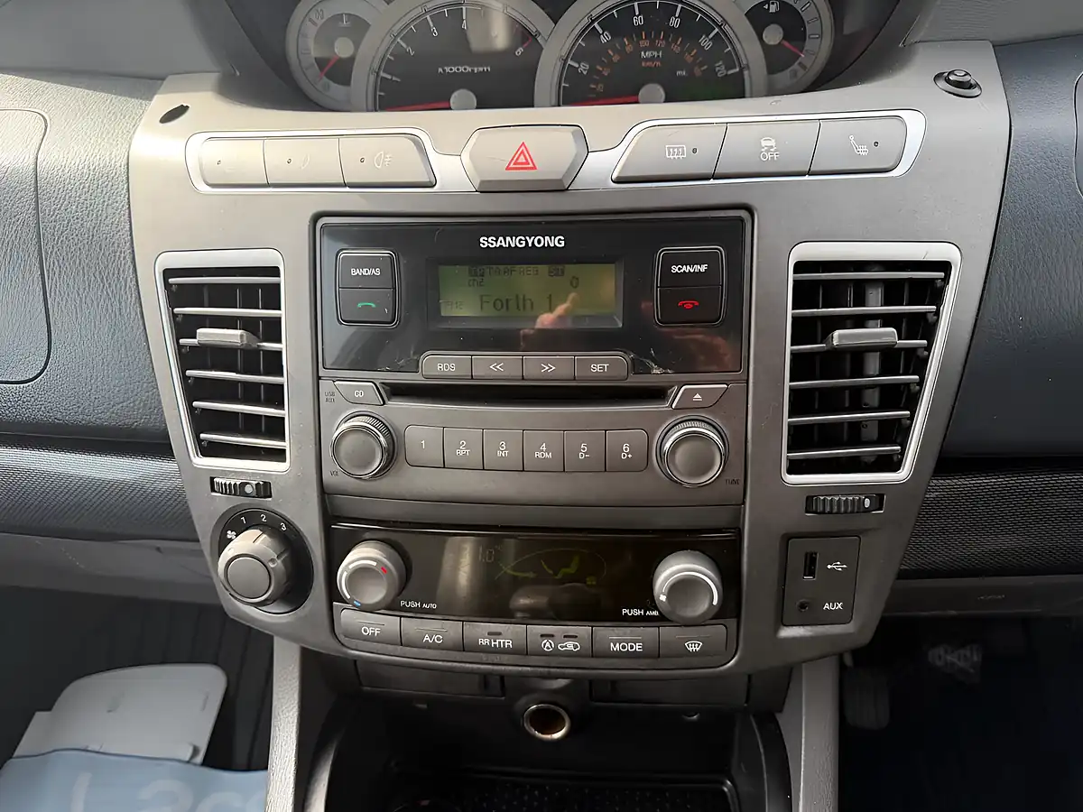 Used 2014 Ssangyong Turismo Es Black - Interior and Exterior details 12