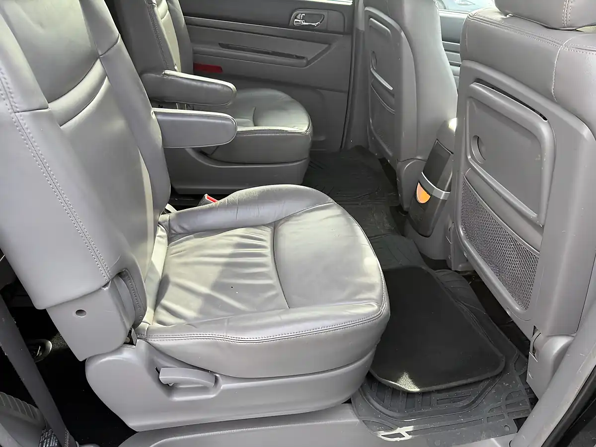 Used 2014 Ssangyong Turismo Es Black - Interior and Exterior details 16