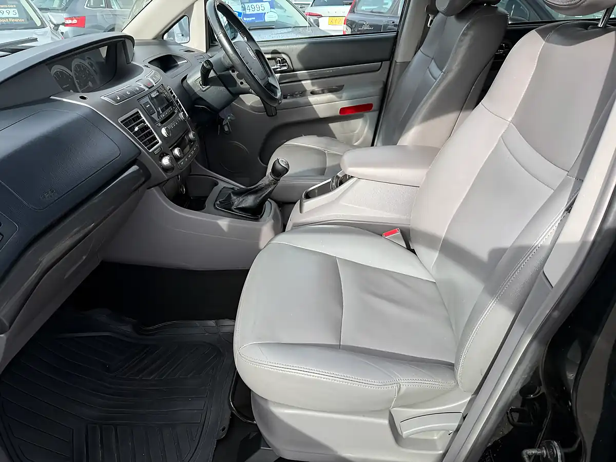 Used 2014 Ssangyong Turismo Es Black - Interior and Exterior details 19