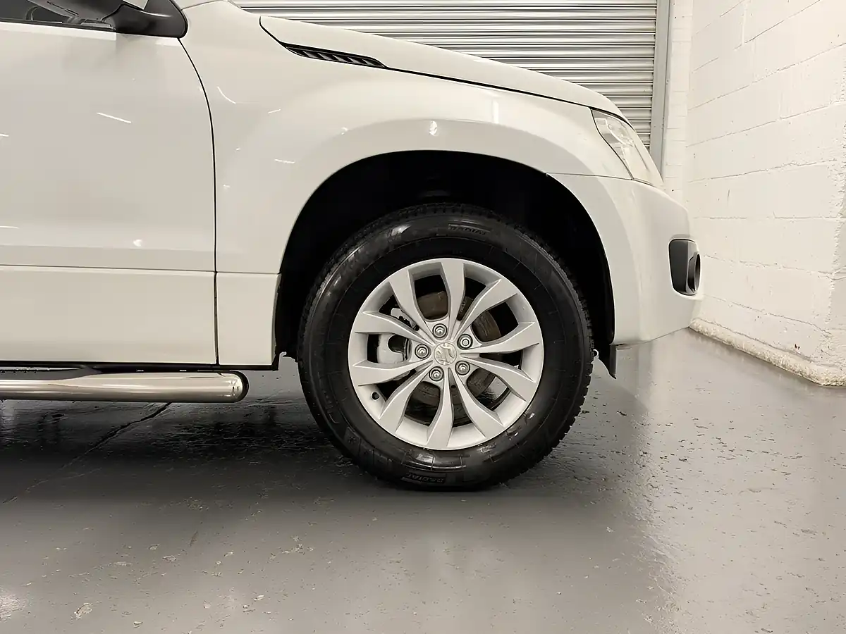 Used 2014 Suzuki Grand Vitara SZ4 Pearl White - Interior and Exterior details 14