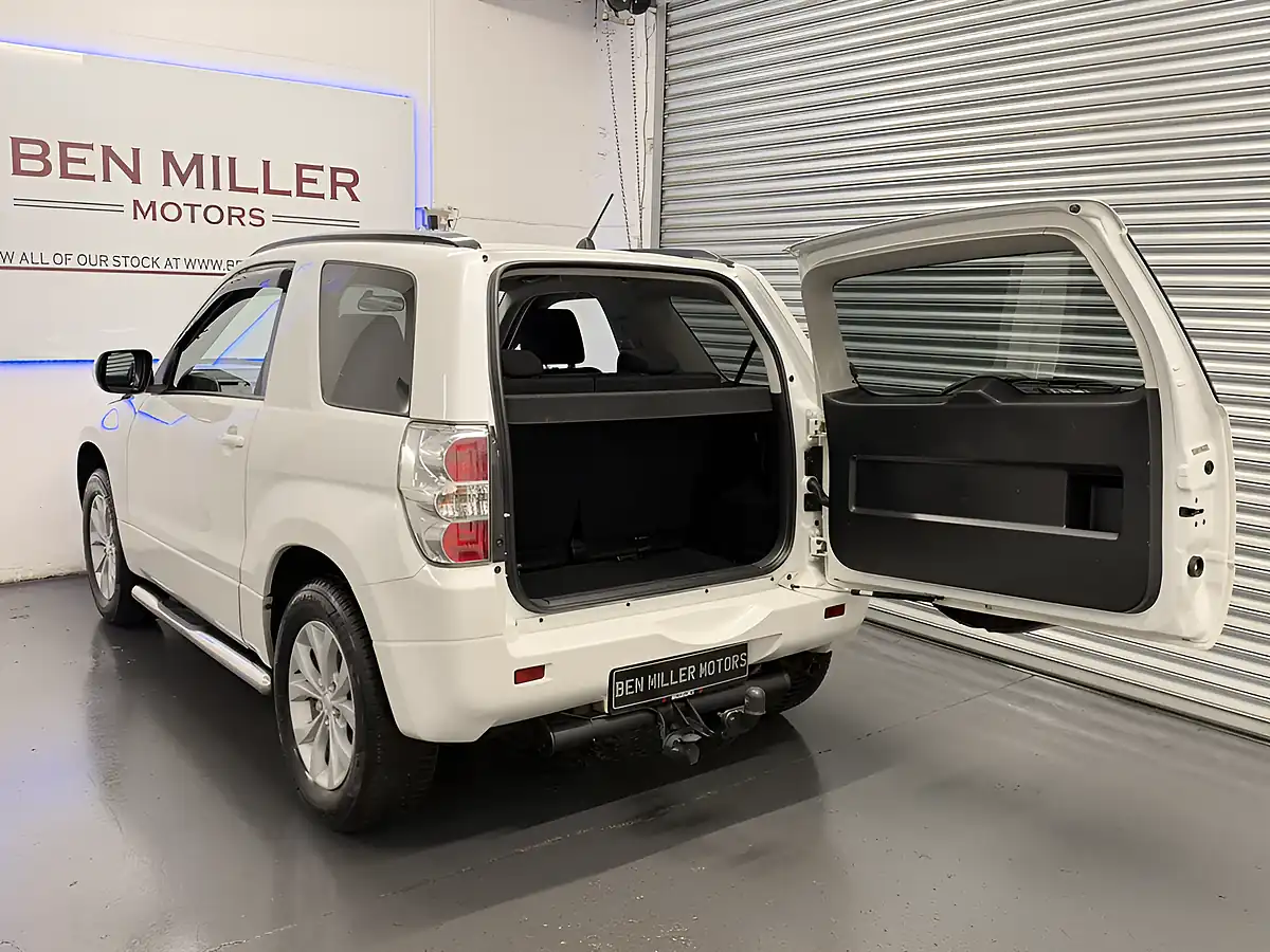 Used 2014 Suzuki Grand Vitara SZ4 Pearl White - Interior and Exterior details 19