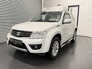 Used 2014 Suzuki Grand Vitara SZ4 Pearl White - Interior and Exterior details 4