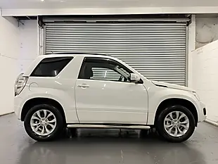 Used 2014 Suzuki Grand Vitara SZ4 Pearl White - Interior and Exterior details 5
